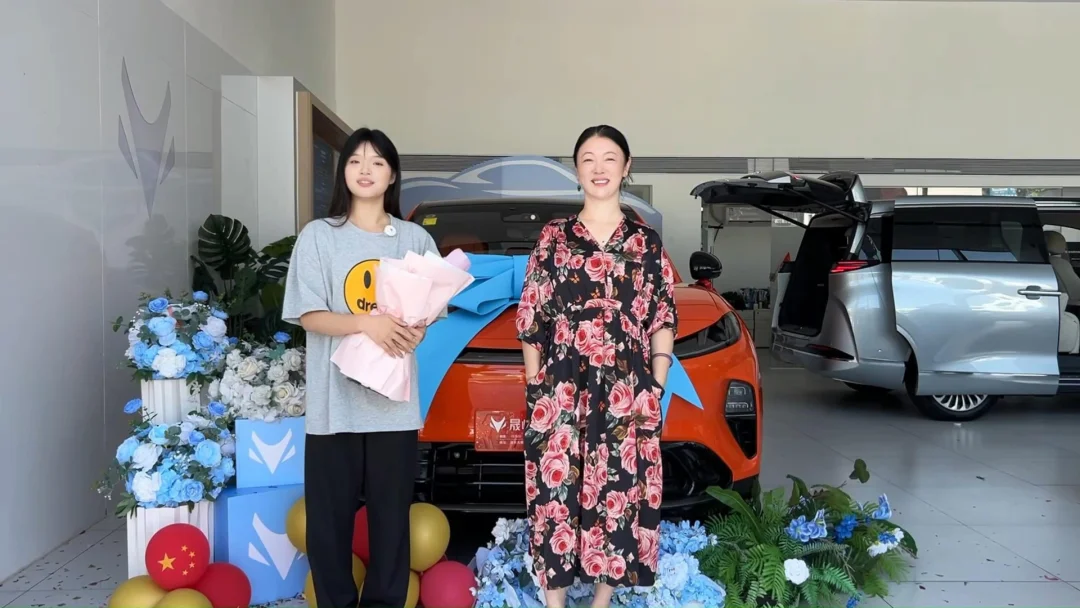 🎉恭喜张女士喜提极狐阿尔法T7！