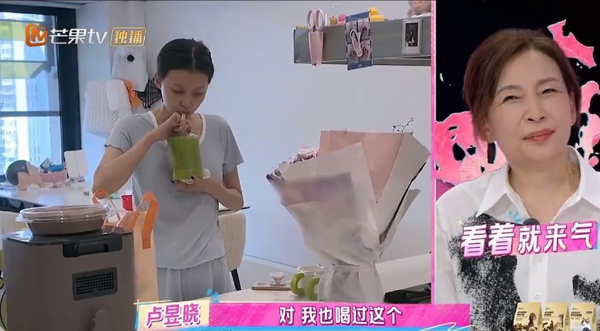 离开了顶级打光和几万块一套的精致妆造，女明星真实的底子到底能普通到什么地步？
很多人看完节目里孙怡和李小冉同框，直接被素颜那一幕给看愣了。
平时在红毯上光鲜亮丽、白得发光的孙怡，一卸了妆坐在饭桌前，整个人肤色暗了好几个度。
甚至因为太放松，脚直接踩在椅子上大口扒拉外卖，猛一看跟大街上赶着干饭的