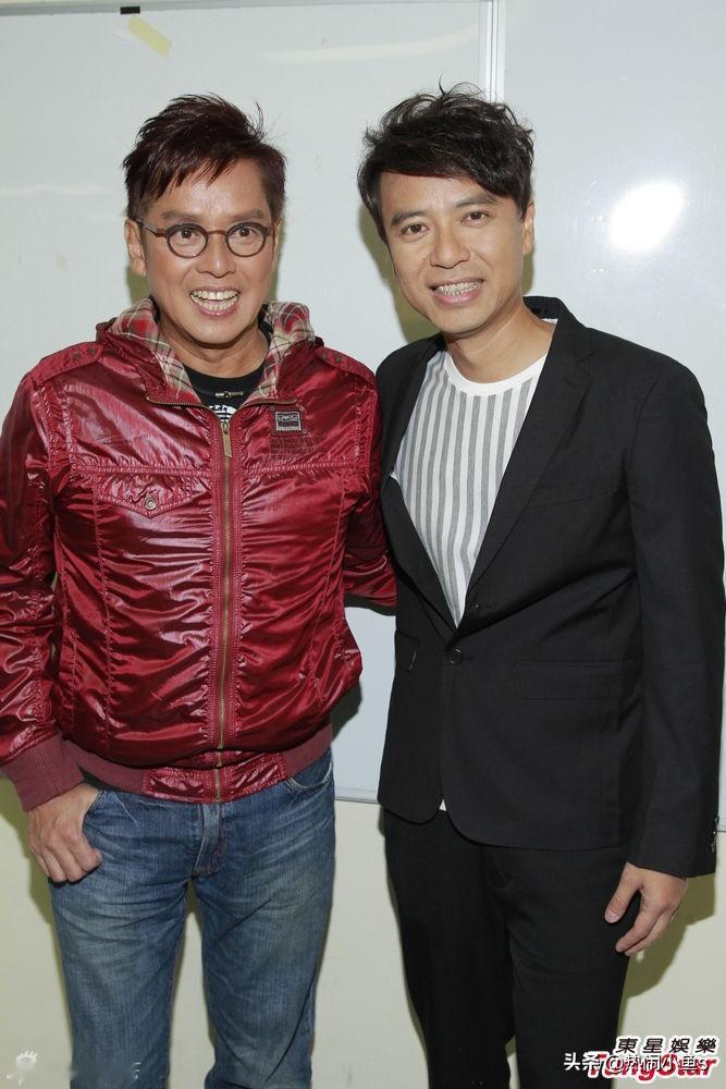 谭咏麟刘德华李克勤合唱《朋友》。

 
港乐的温柔，从不是喧嚣的热烈，而是历经岁月沉淀后，依旧滚烫的赤诚与陪伴。2026年香港红馆，谭咏麟“刻骨铭心终极篇”演唱会迎来收官之夜，这场被称作校长大概率最后一次红馆四面台演出的舞台，藏着无数歌迷数十年的青春念想。而当晚最动人的一幕，莫过于谭咏麟、刘德华、李