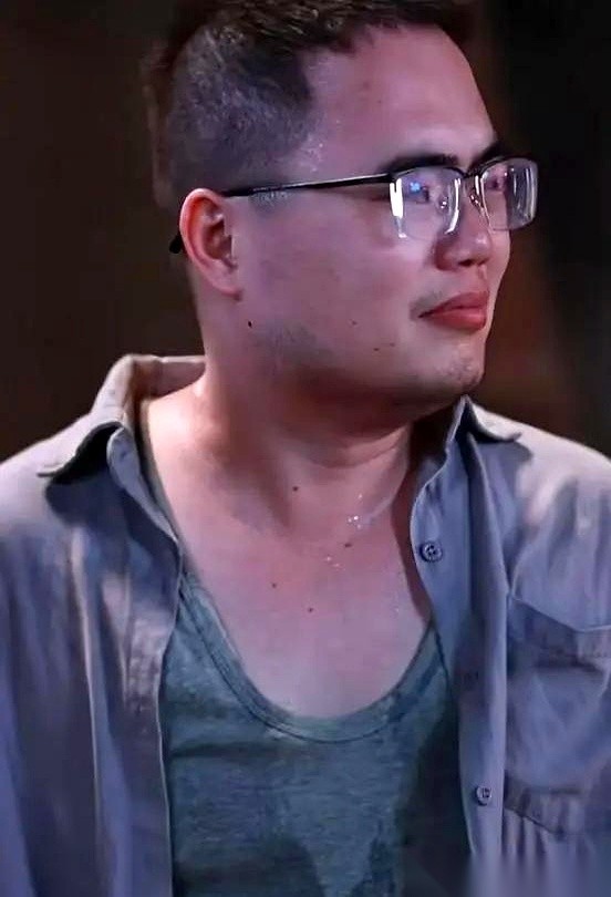 李雷按法院判决在抖音发了名誉侵权的道歉视频，女网红反手就以侵犯隐私为由向平台投诉导致下架。
法院查到主页空了，认定他根本没有履行判决，直接催他重新发。
限制高消费的令还没撤，他的飞机和高铁票照样买不了。
这事最荒唐的地方在于，他陷入了一个怎么走都走不出来的死循环。
他老老实实录了视频，发到公开账号上
