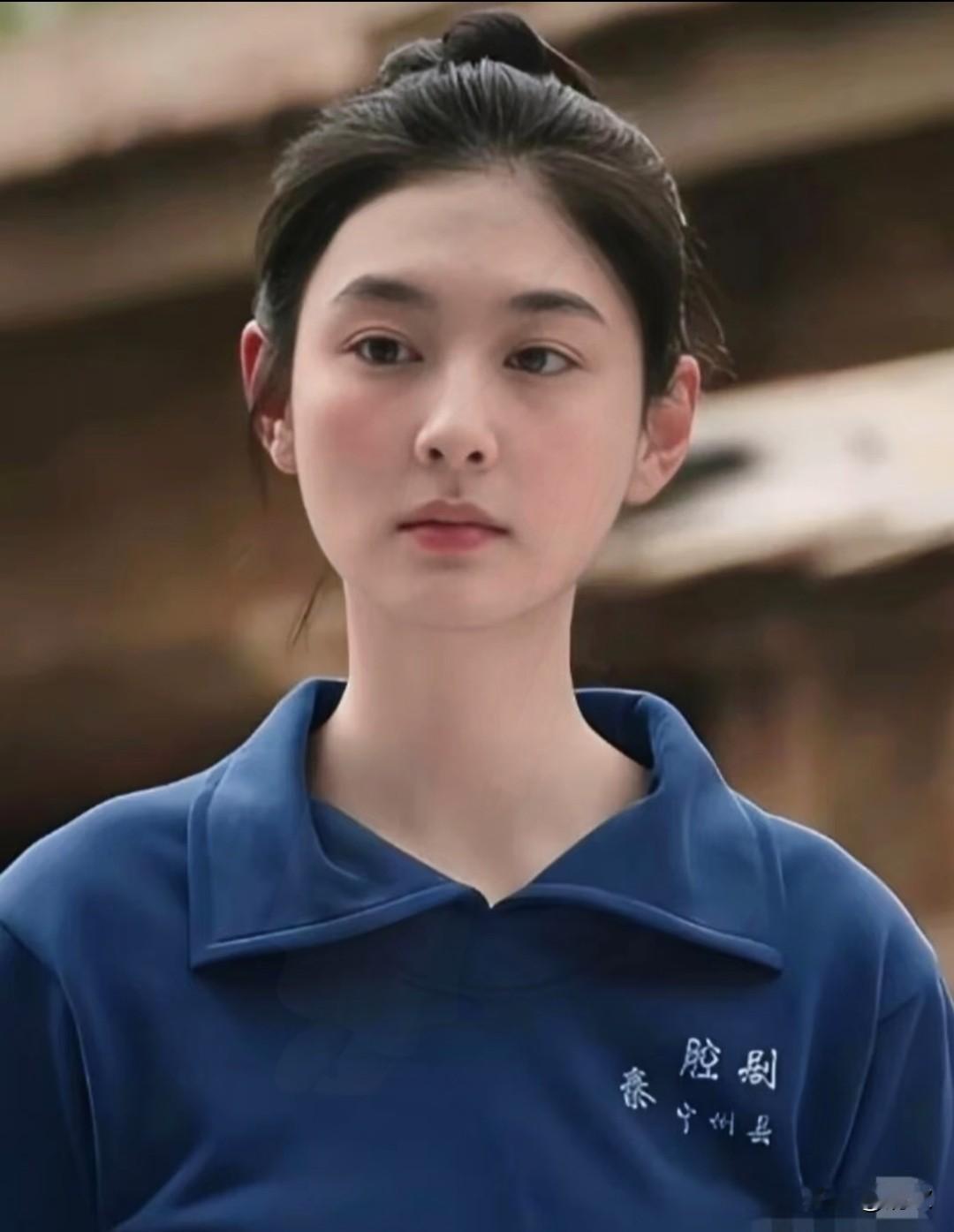 一场失控的直播，几句没过脑的话，让演员韩沛颖一夜之间站在了舆论的风口浪尖。这事儿也给所有年轻人提了个醒：话到嘴边留三分，管不住嘴，再好的前程也可能被一句话拖进泥潭。

起点不低，却栽在&34;情绪上头&34;

韩沛颖是中戏播音主持专业出身，艺考拿过九所名校合格证，《少年派2》里的邓小琪、《主角》里的楚嘉禾，都