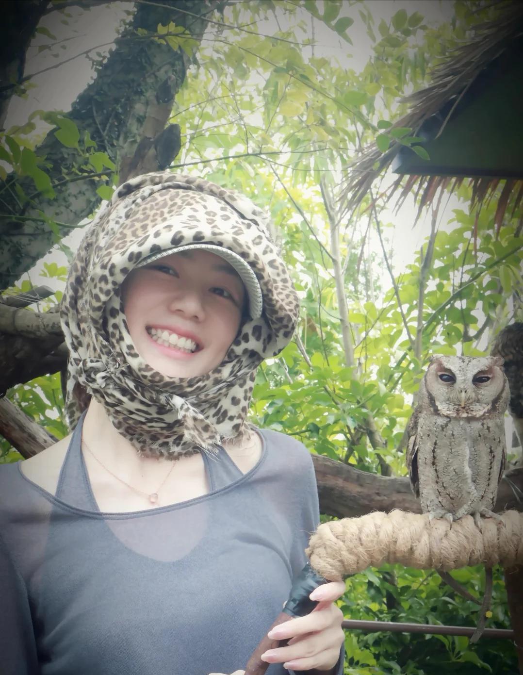 这才是追星界的天花板吧！冯禧婚后大方分享游玩日常，纯素颜逛动物园笑得一脸灿烂，果然嫁给喜欢的人状态就是好呀 ​