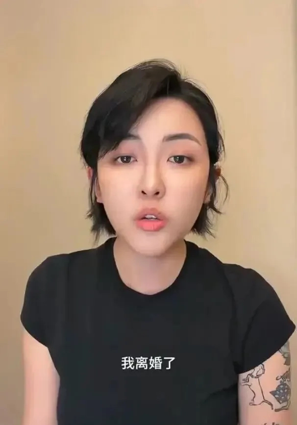 千万粉丝博主张凯毅在哺乳期官宣离婚，那句“高估了自己，低估了柴米油盐”，真的戳中了好多人。
之前那场全网刷屏的求婚还历历在目，央美出身的前夫亲手打了四斤黄金做凤冠，搭配四克拉钻戒，当时全网都在喊这是现实版神仙爱情，闪婚、官宣怀孕每一步都像精心包装的浪漫作品。结果满打满算婚姻才走了两年多，连冷静期都熬