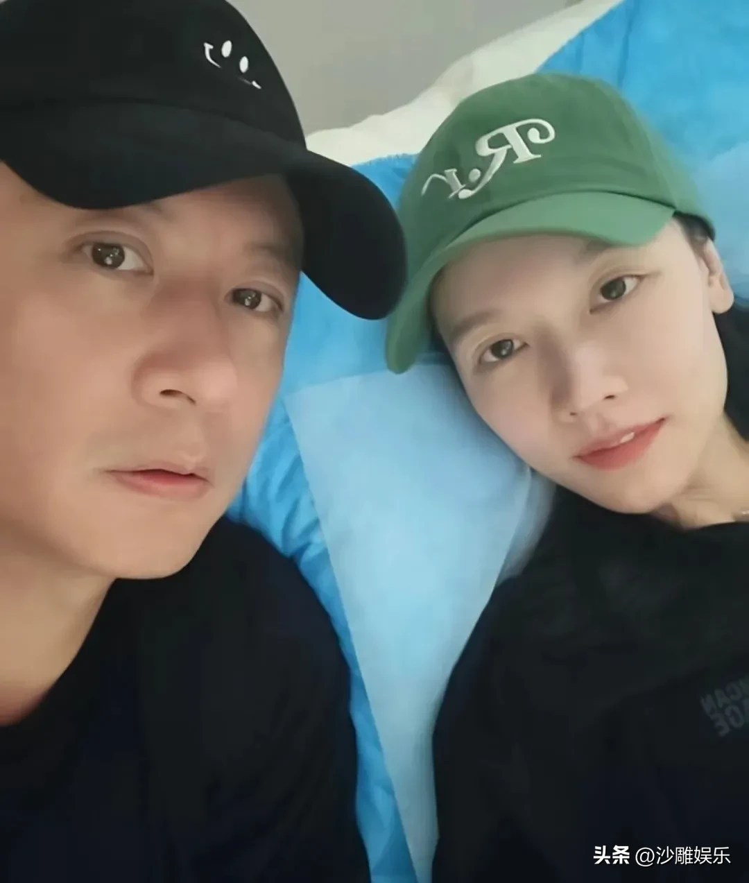 孙骁骁二胎6个月产检曝光！

10月11日，孙骁骁在社交平台更新孕期vlog，任重全程陪同到医院做二胎四维彩超检查。
画面里，二宝高鼻梁、尖下巴，孙骁骁当场笑说“鼻子像我”。
小家伙在肚子里一刻不消停，踢个不停，还把脐带踢到了腿上。
任重凑近轻声问“能感觉明显吗”，孙骁骁满脸笑意回应“特别清晰”。