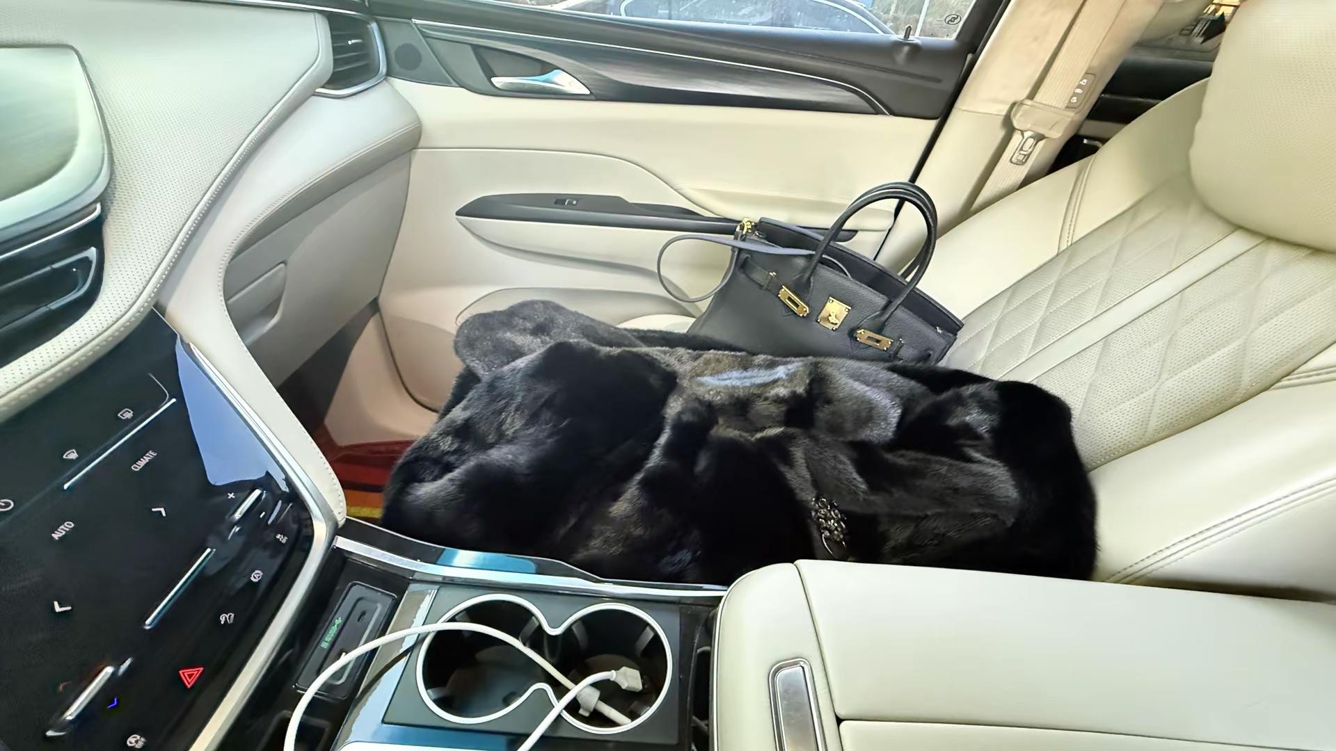 成熟女人的三大标志：穿貂，戴黄金，听凤凰传奇。