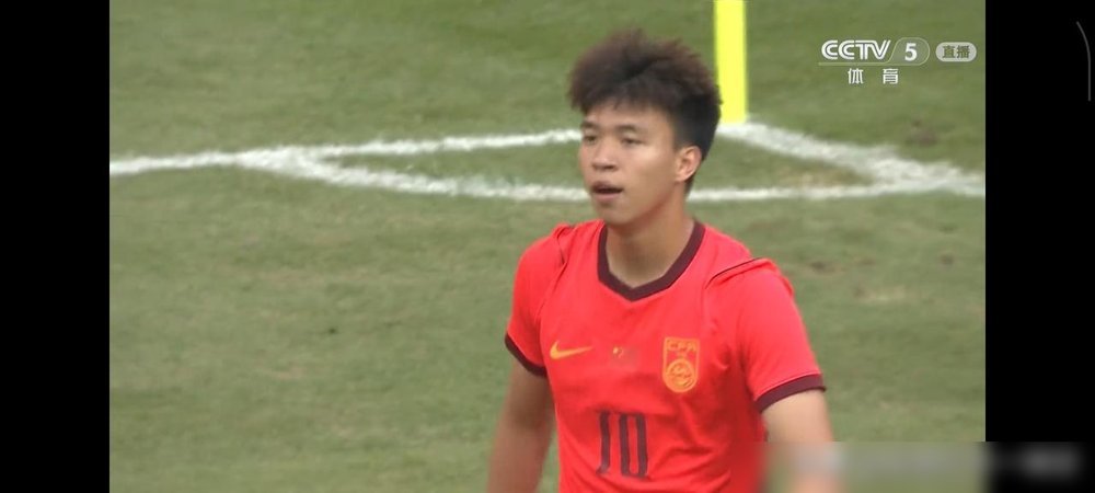 李昊这双手，直接把乌兹别克斯坦扑傻了。
铜牌战，U23国足2:2被绝平拖进点球。第89分钟丢球那下，多少人觉得又要崩。结果点球大战第一轮、第三轮，李昊两次扑出。彭啸最后上去一脚，4:3，铜牌到手。
胡荷韬15分钟推射，王钰栋中圈带球单干轰世界波。进攻端有东西，防守端89分钟漏人也是真的。但这次没