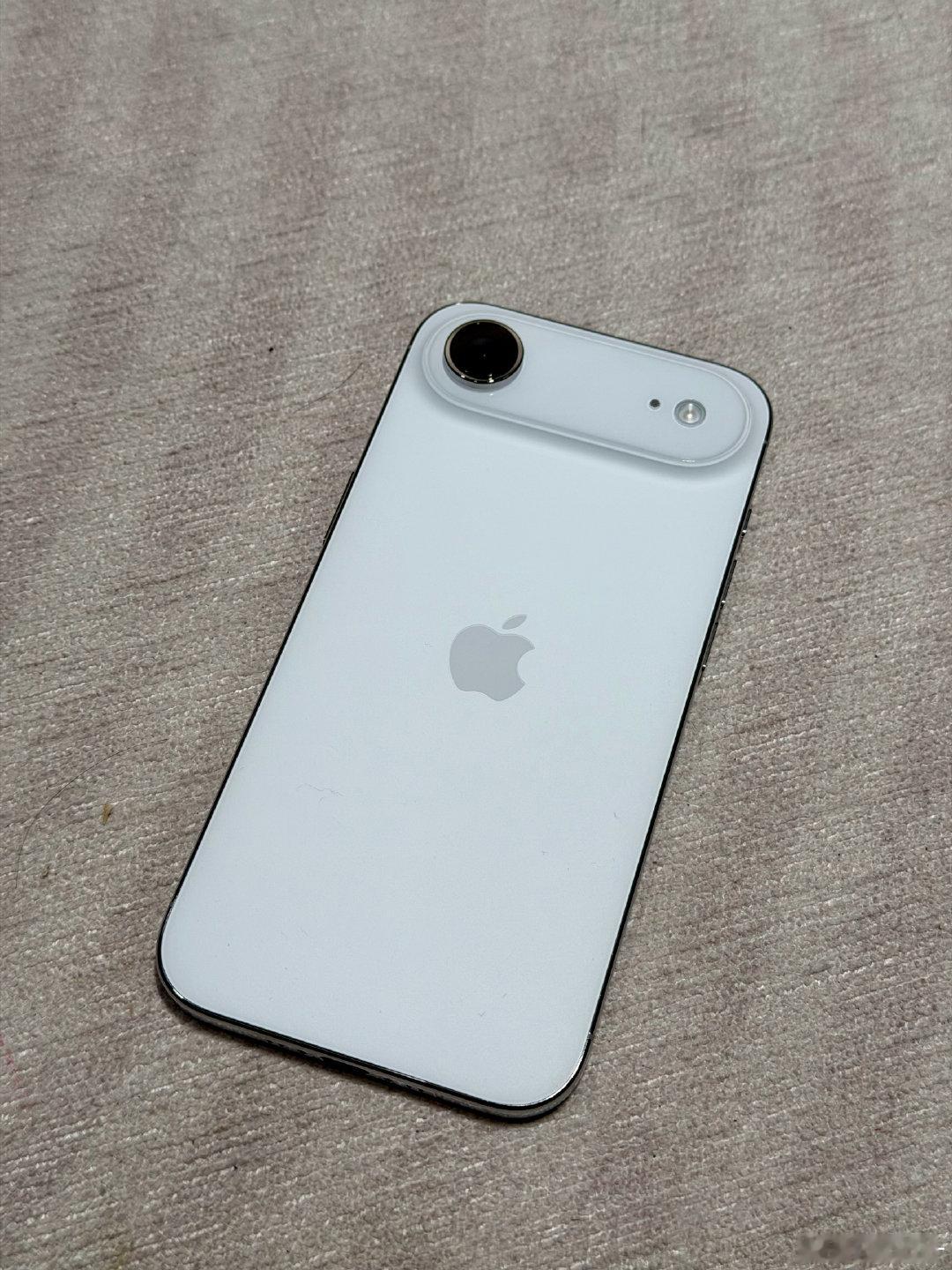 #iOS27正式版推送#
难怪 iPhone Air 要涨价……

昨天将 iPhone Air 升级了 iOS27 正式版，桌面滑动不卡顿、不会莫名其妙发热、流畅度大幅提升，简直像换了部手机[抓狂R]

只想感叹一句，这才是 iPhone Air 该有的流畅度啊！ ​