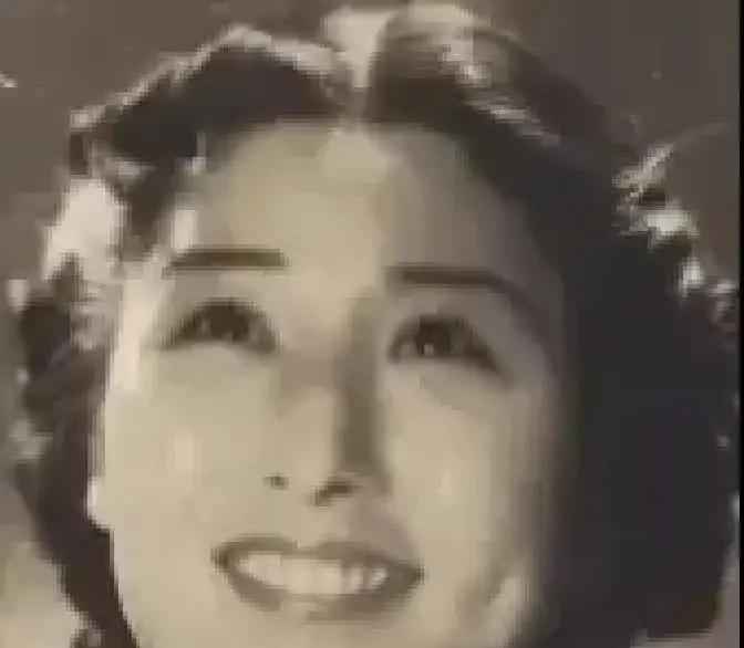 1940年深夜，郑苹如被押到小树林秘密处决，特务看她如此漂亮，实在不忍心下手，突然，郑苹如说了一句话，特务立刻成全了她。
林之江收起枪，最后看了一眼那张盖着手帕的脸，转身走向吉普车。他脑子里反复响着她那句话：“别打脸。我母亲眼睛不好，将来若来找，总要让她认得出来。”
车子驶回76号时，天已蒙蒙亮。他