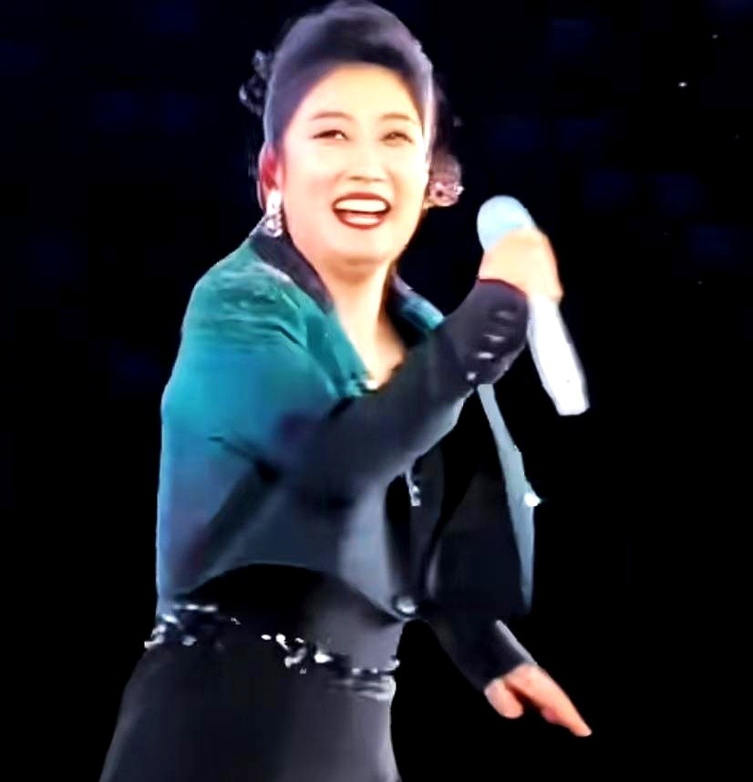 玲花老公上台伴舞？视频里那人压根不是他。

短视频里，男人贴着玲花跳舞，字幕打“老公助阵”，点赞往上窜。镜头一切，评论区又把曾毅认成她丈夫。

玲花和曾毅搭档多年，舞台默契被当成夫妻日常。有人把不同现场拼一起，再塞几句旁白，真假就搅成一锅。

知情网友晒出带字图片，中间那位是崔忠华，不是玲花丈夫，谁