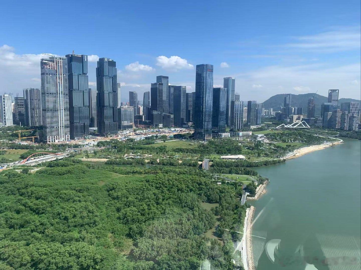 一个落后的农业国家，想逆袭成工业强国，需要怎么做:
第1步，先拿农产品换外汇，如越南、印度的大米，乌克兰的小麦，阿根廷的牛肉；
第2步，积攒财富到一定程度再做纺织业，如用一亿件衬衫换一架飞机；
第3步，发展低端制造业，如手机电脑组装，家电玩具家具制造；
第4步，丰富自己的工业门类，做精密 ​