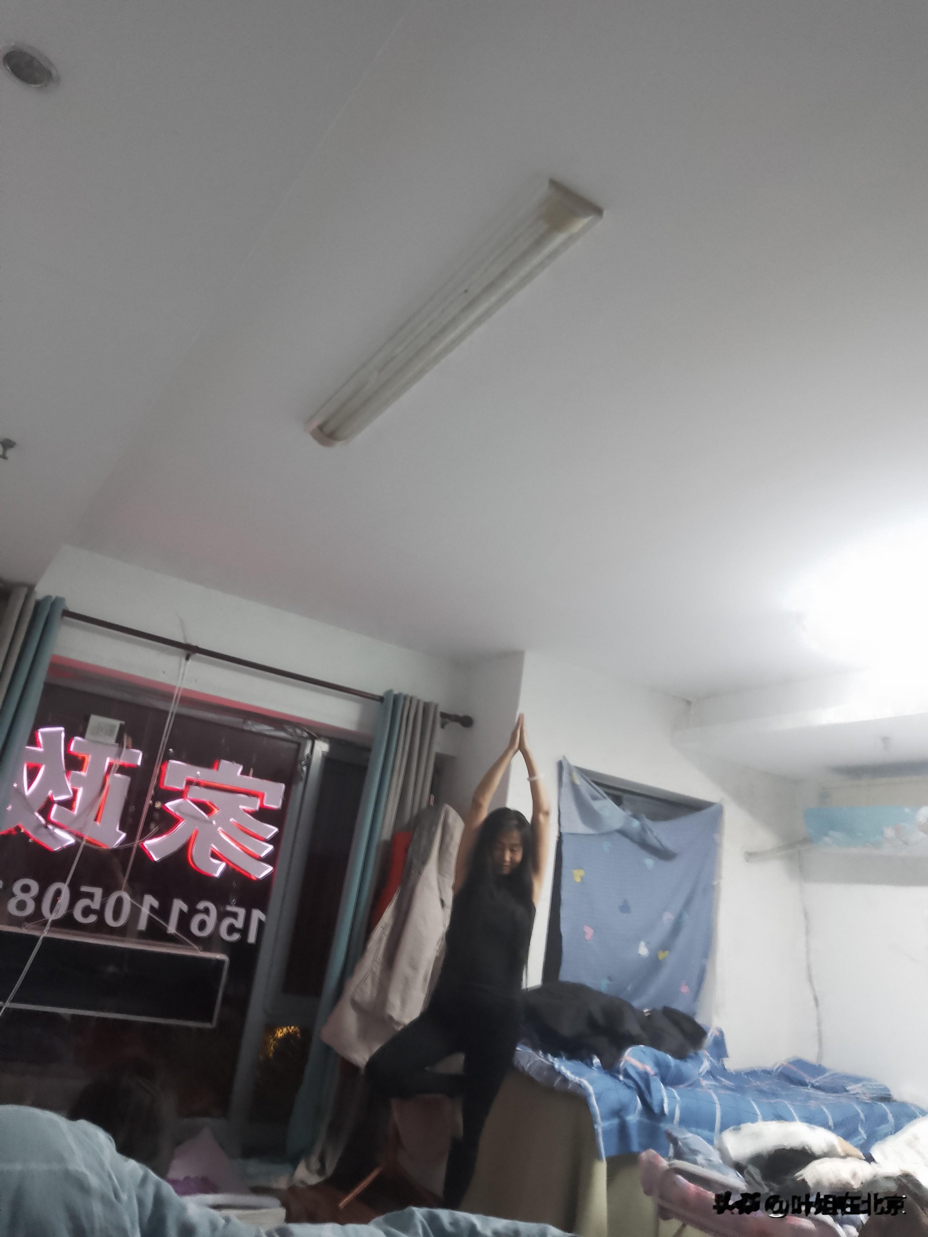 两腿细长，加上穿衣时尚，显得很年轻，当她说出她的实际年龄时，让大家都...