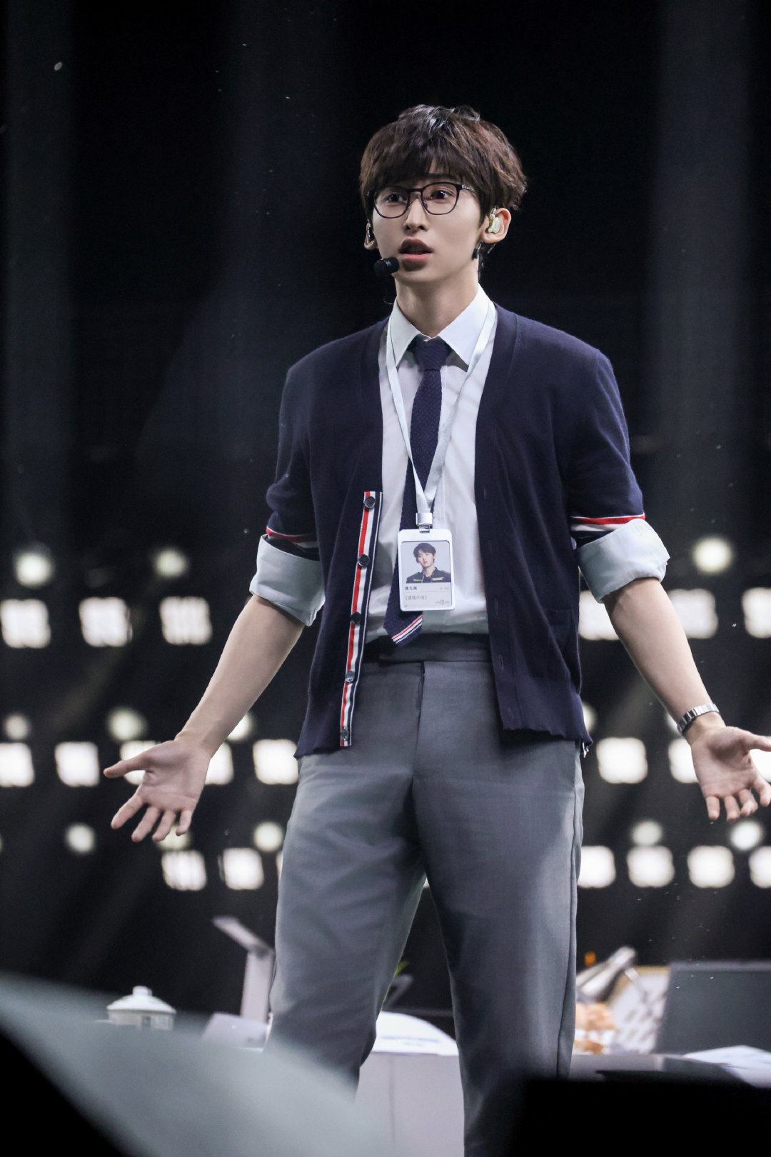 【哥哥plog营业中】
“实习生”JOJO前来报道，把事交给我你就“闹心”吧~
#披荆斩棘# 本周五周六，真人秀12:00播出，会员抢先看正片。周四12点SVIP抢先看《滚烫“聚”乐部》，周日12点尊享《加更版》。 ​