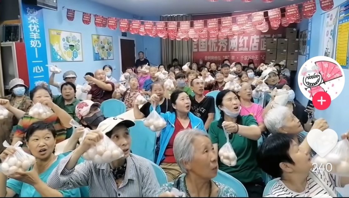 说丰田展台没人的那些自媒体，劝你们要点脸!

媒体日，一大早上去丰田展台拍视频发网上博流量，不就因为丰田没给你们充值吗？

排队领鸡蛋领扇子的人群在哪都是最多的，要论人性拿捏这一块，有些车企是无敌的。

这个套路玩了20年!

#汽车##新能源汽车安全##新能源汽车##大v聊车##汽车[超话]# ​