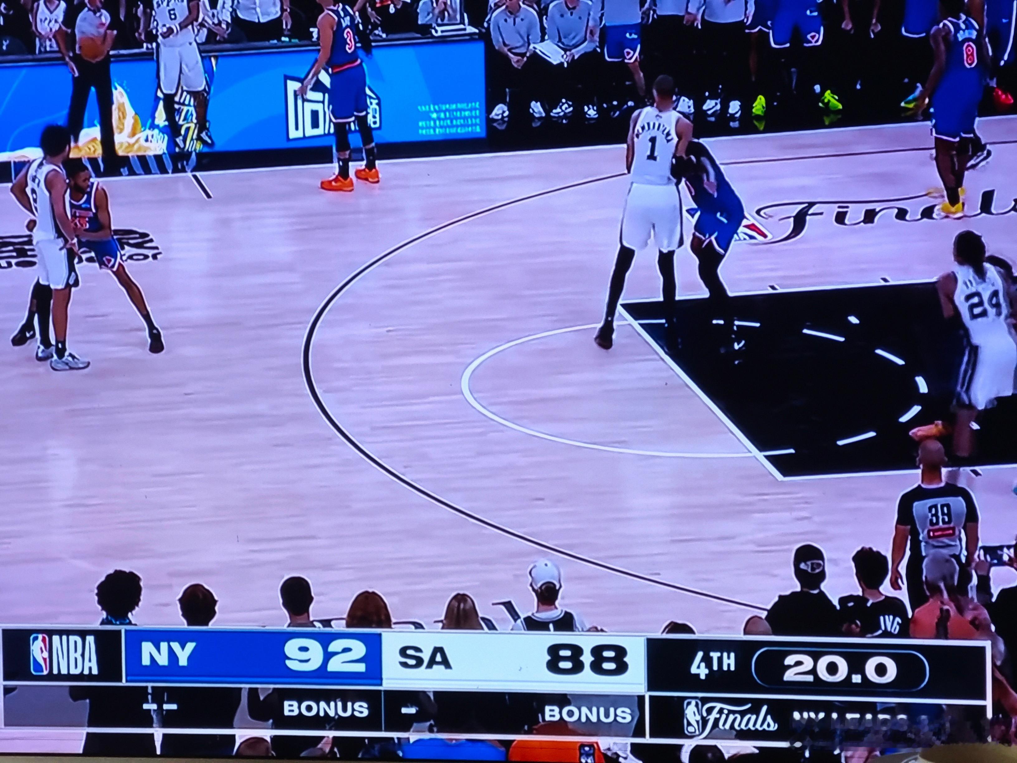 ……几帧照片，那天拍的，今天想发~

2025-26赛季NBA总冠军：
纽约尼克斯
53年的等待!
尼克斯4-1战胜马刺，夺得队史第三冠!

当时的读秒倒计时，吃着忻城的糯玉米，激动又紧张[挤眼] ​