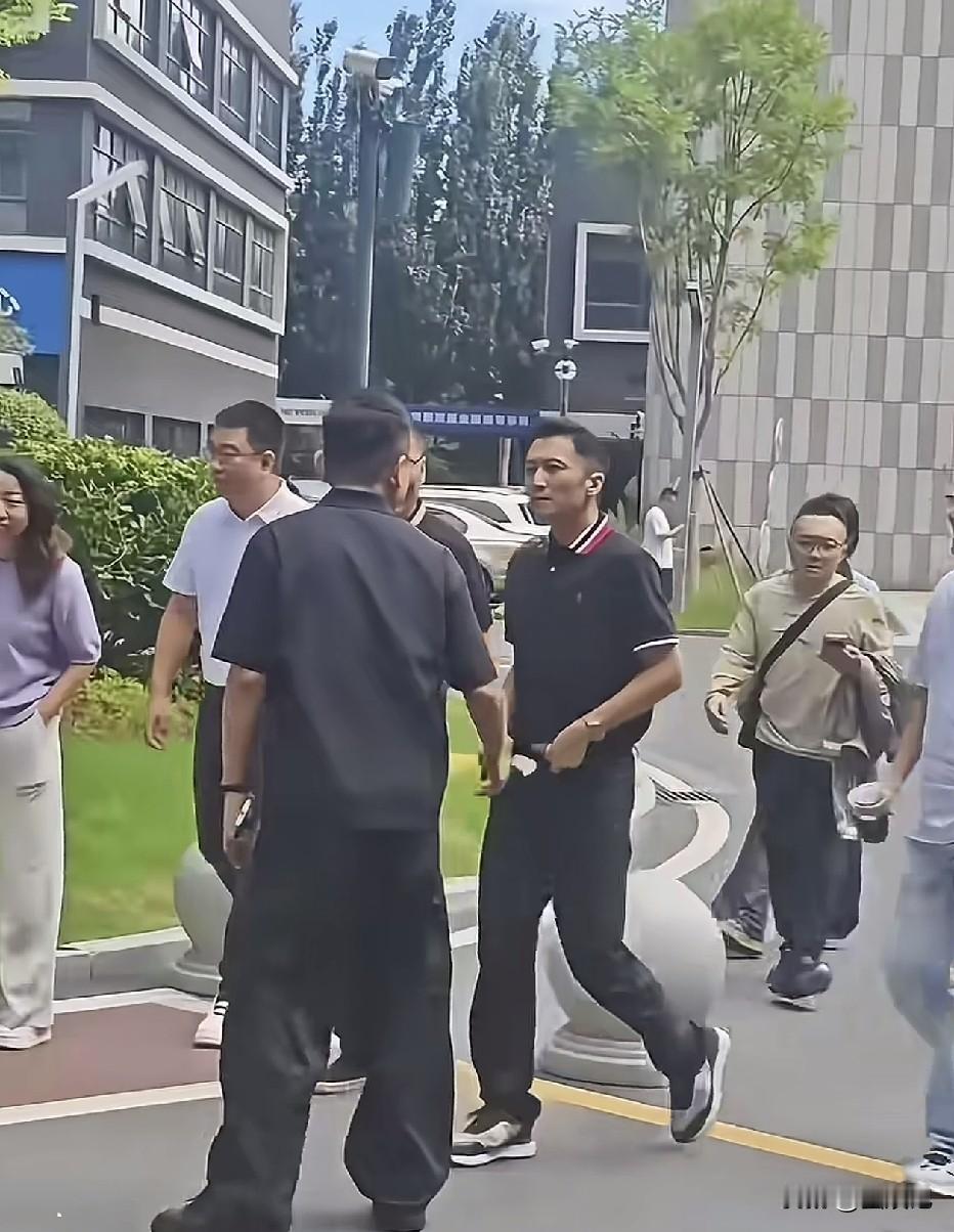 谢霆锋现身青岛反差有点大，脸上皮肤有点黑，人也很瘦，当天穿的太接地气了，在一群人里并不显眼，褪去舞台的光环和普通人没太多区别！
这次谢霆锋在青岛海尔科创园洽谈新的商务合作，由海尔高层全程陪同，一行人边走边交流工作，中等身高的谢霆锋走在人群里，不仔细看都认不出来了，看起来和普通人差不多。
明星脱离了舞