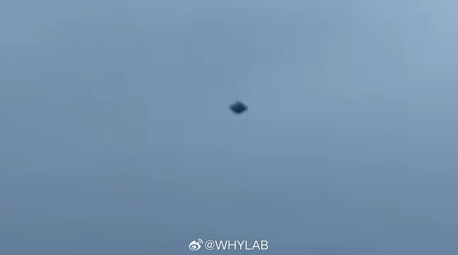 #UFO高速飞过墨西哥城上空#每次一出来 UFO 视频，画质立马就退回到 20 年前，大概率就是无人机或者飞行器这类东西。[汗] ​