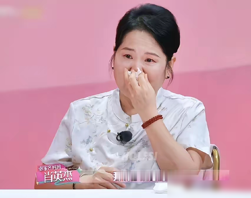 张家齐妈妈的窒息感，比《再见爱人》里的麦琳更可怕。
麦琳的拧巴，好歹是婚姻里的拉扯，有前因后果，人家离婚后还能减肥、搞事业，自己救自己。
但张家齐妈妈呢，长期不上班，不接触社会，世界里只有女儿。她那种我都是为你好的控制，否认女儿的记忆，模糊掉所有边界，其实是一种社会功能的退化。
麦琳是情绪病了
