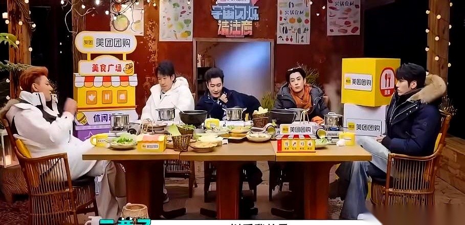 黄子韬站在悬崖边喊出那句“希望我儿子健康长大”的时候，旁边站着的黄晓明和王鹤棣，连眉毛都没挑一下。
去年的镜头里，黄子韬对着镜头大聊以后怎么养儿子，要把儿子养成什么样的人。王鹤棣在旁边听得清清楚楚，反手就带头起哄拍手叫好，场面热热闹闹，半点口风都没往外漏。
直到今天大家回头扒细节，才看明白这一圈人当
