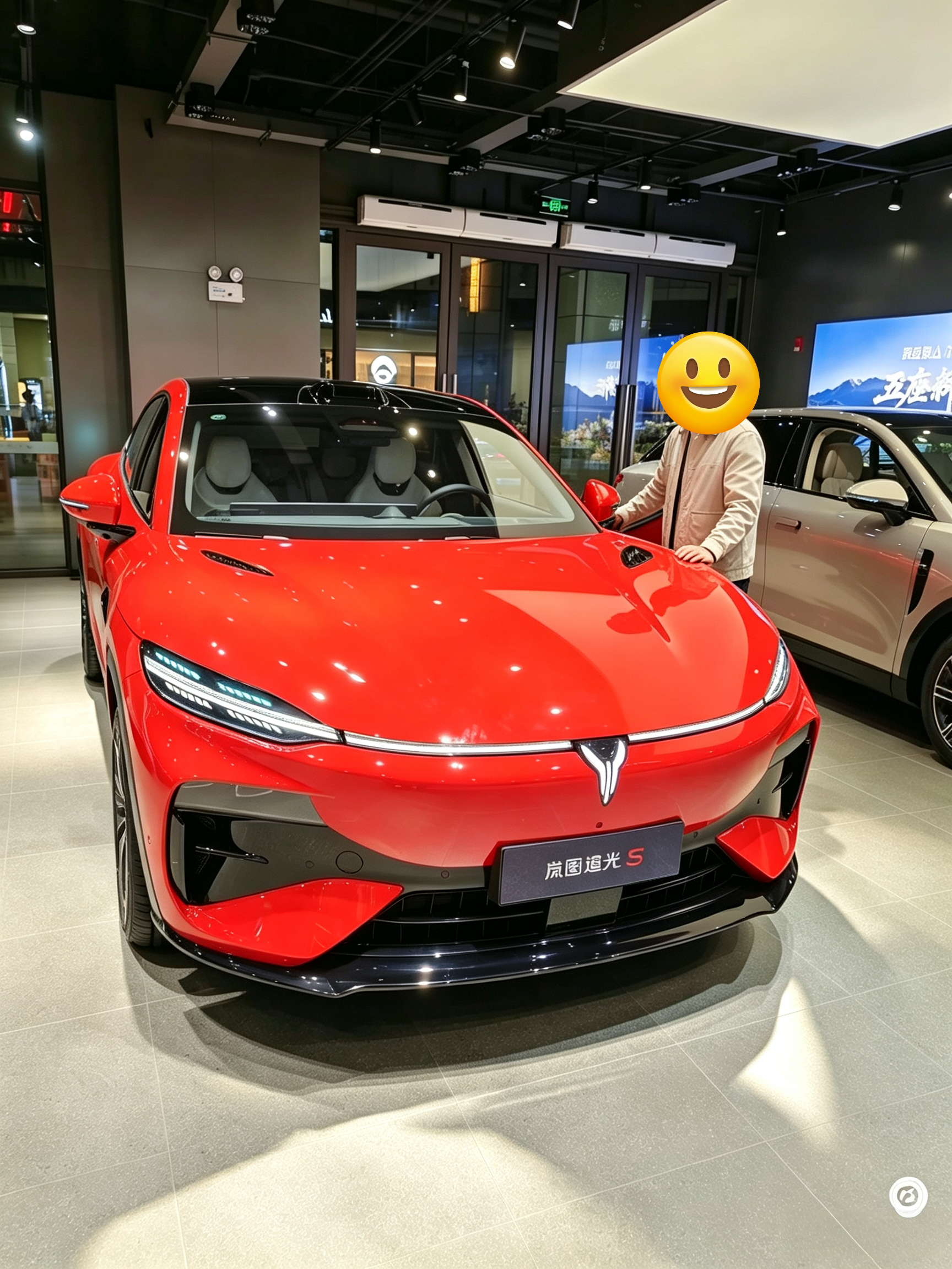 专程到店体验了全新岚图追光S，实车质感真的很惊喜。帅气的无框溜背造型颜值超高，车内鸿蒙车机流畅顺手。动态试驾下来，底盘舒适滤震优秀，智驾系统靠谱好用，动力充沛好开，整体体验非常出彩。
 
岚图追光S 到店试驾