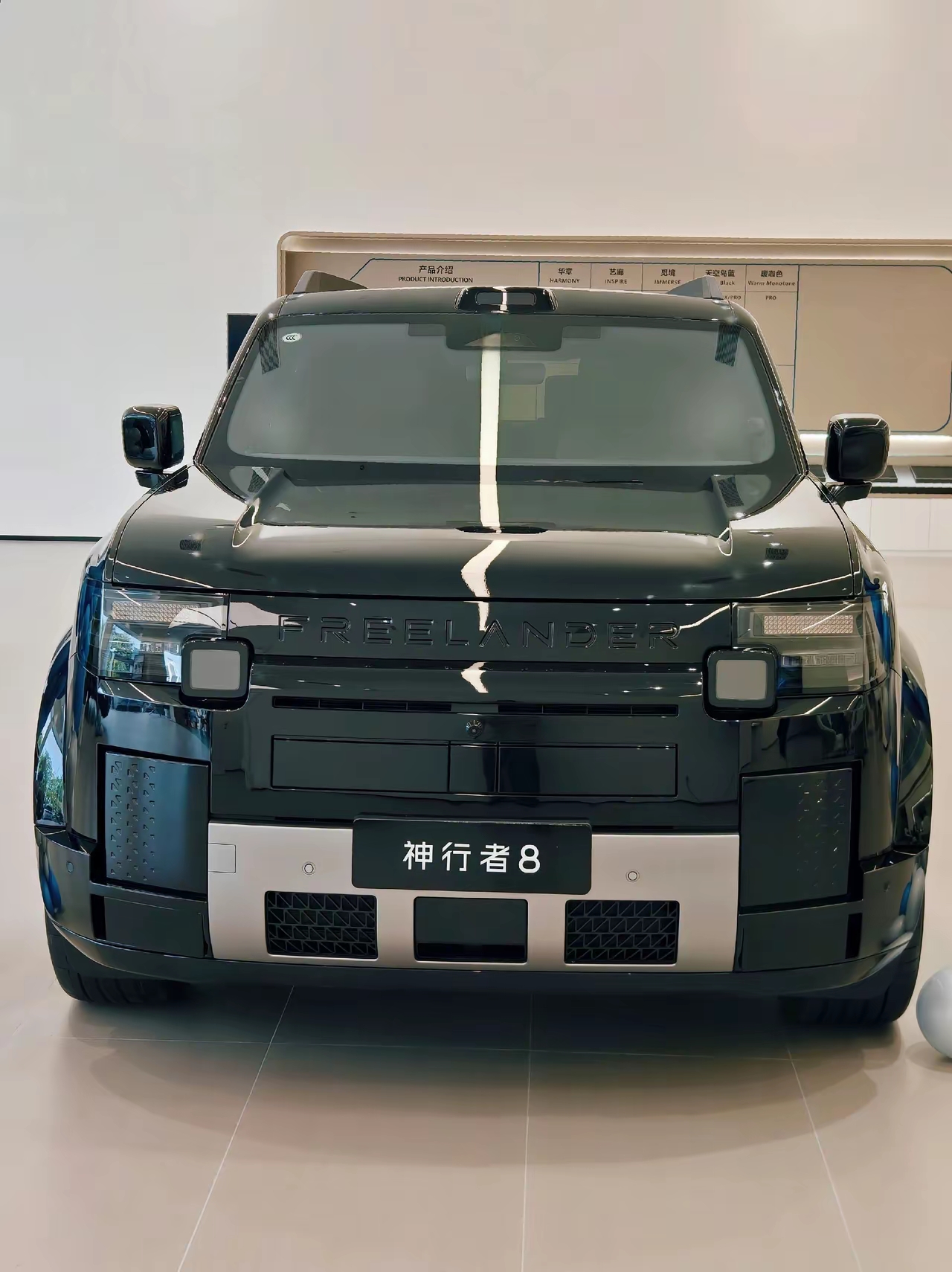 40万级的SUV，理想问界蔚来扎堆，消费者还会为“新品牌”买单吗？神行者8是哪家的？好像从来没听说过。一查才知道，它是合资新能源里很特别的选手。

背靠奇瑞捷豹路虎三家，是合资3.0模式下的全新品牌，传承经典神行者IP，由捷豹路虎输出底盘全地形技术，奇瑞负责整车制造供应链，携手华为、宁德时代打造顶尖
