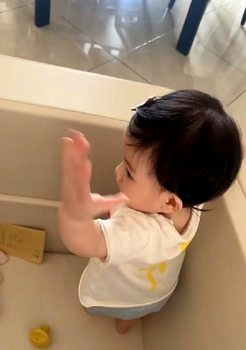 郭富城深圳演唱会刚开完，方媛转头就晒出十个月大的小女儿扶着护栏跳鲨鱼舞，这三个千金的节奏感，简直神了
 

前两天郭富城在台上唱跳，两个大女儿坐在观众席跟着隔空卡点，郭富城当场夸这舞步是孩子们自己看视频自学的。结果28号方媛又放视频，连路都走不稳的小女儿，听着音乐小身板也扭得有模有样，大眼睛高鼻梁，