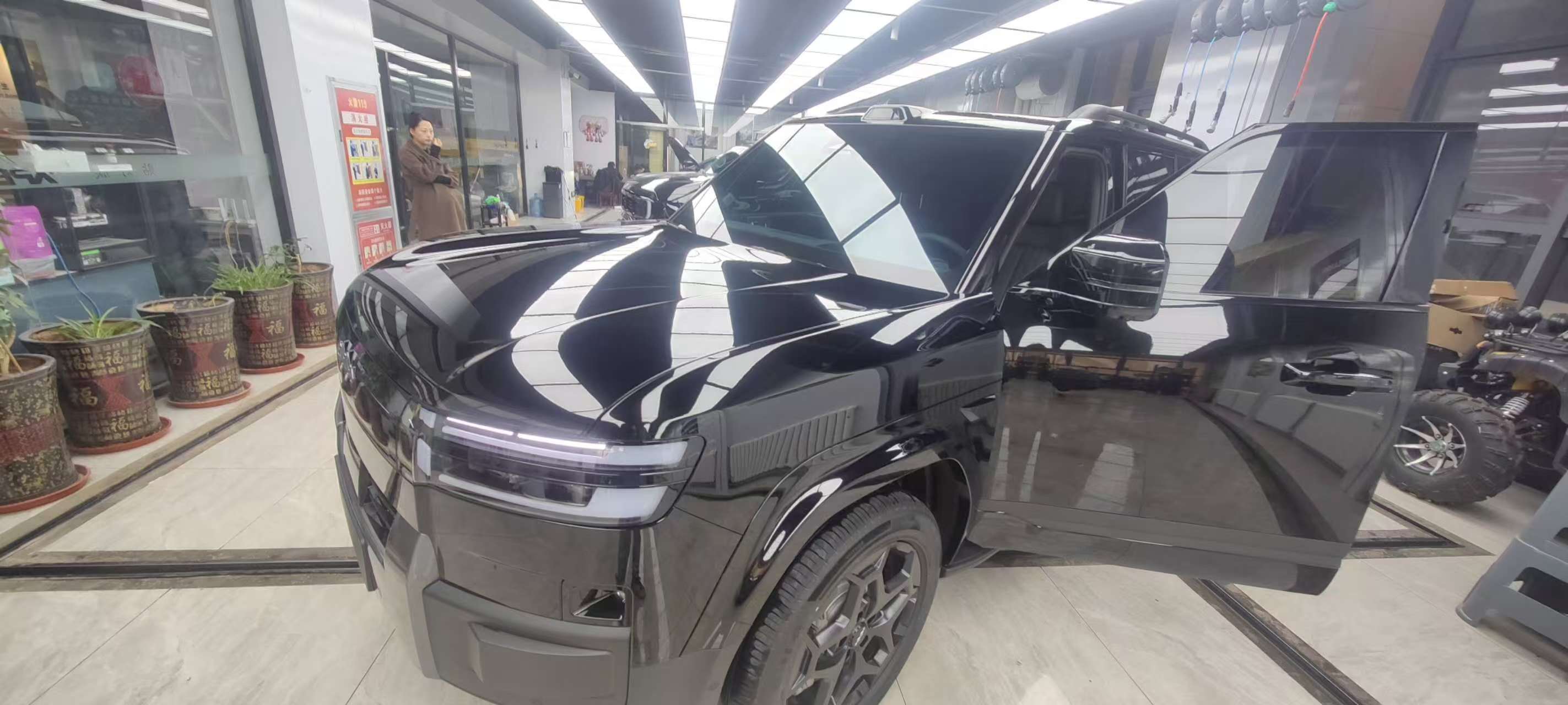 7 黑外蓝内四驱顶配提车俩月了，每日通勤50km，平时市区通勤偶尔跑跑...