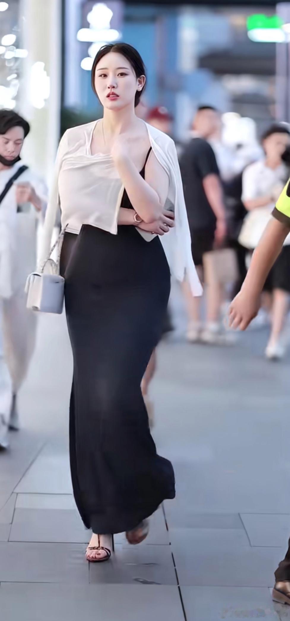 《街头这套黑白搭配真的很耐看，修身黑色吊带长裙，配上一件轻薄白开衫，温柔又大气，成熟风穿搭可以参考。》么秀敏0g1在百度发表了新动态 ​