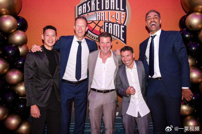 【#林书豪祝贺德安东尼入选名人堂#】近日，75岁的NBA名帅迈克·德安东尼正式入选名人堂。
8月21日，发文祝贺：祝贺你入选NBA名人堂！这个荣誉你当之无愧。
林书豪感谢德安东尼教练彻底改变了其人生轨迹。“在我大学毕业前第一次为尼克斯队试训时，你就让我意识到自己有潜力成为一名NBA ​