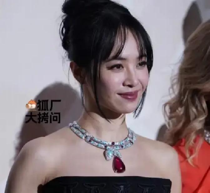 蔡依林被全网骂参加宝格丽晚宴显老皮肤松，没人知道她体重涨到80斤是她自己主动选的。

当年她为了上镜，吃3粒青菜都得算热量。有工作人员说她吃水煮菜吃到脸发绿，瘦到70斤还被人追着学瘦身法。那时候她经纪人给她定的规矩，上台前三天不能碰米饭。

46岁这次被骂断崖式衰老，连续12天上热搜。有人翻旧账，说