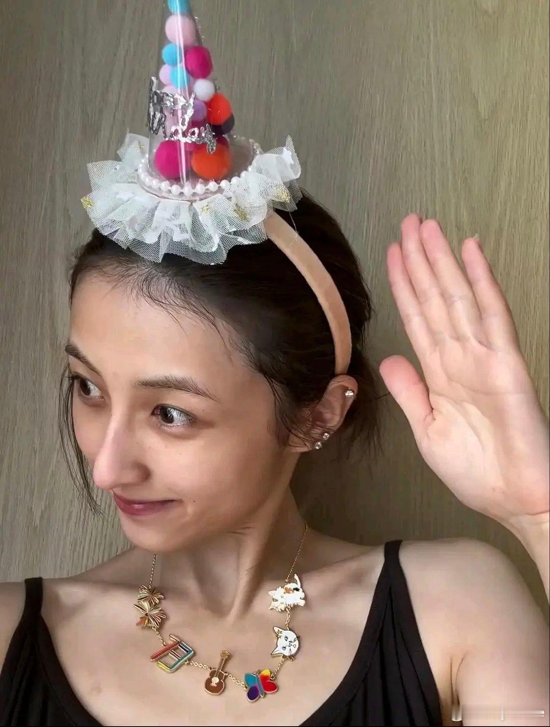 张子枫这瘦的有点过了吧 感觉都瘦脱相了 这还能进组吗 ​