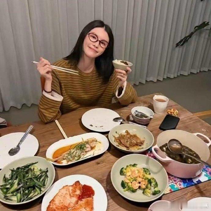 刷到何穗分享老公陈伟霆亲手做的五菜一汤，一桌子美味温馨的日常，让人好羡...