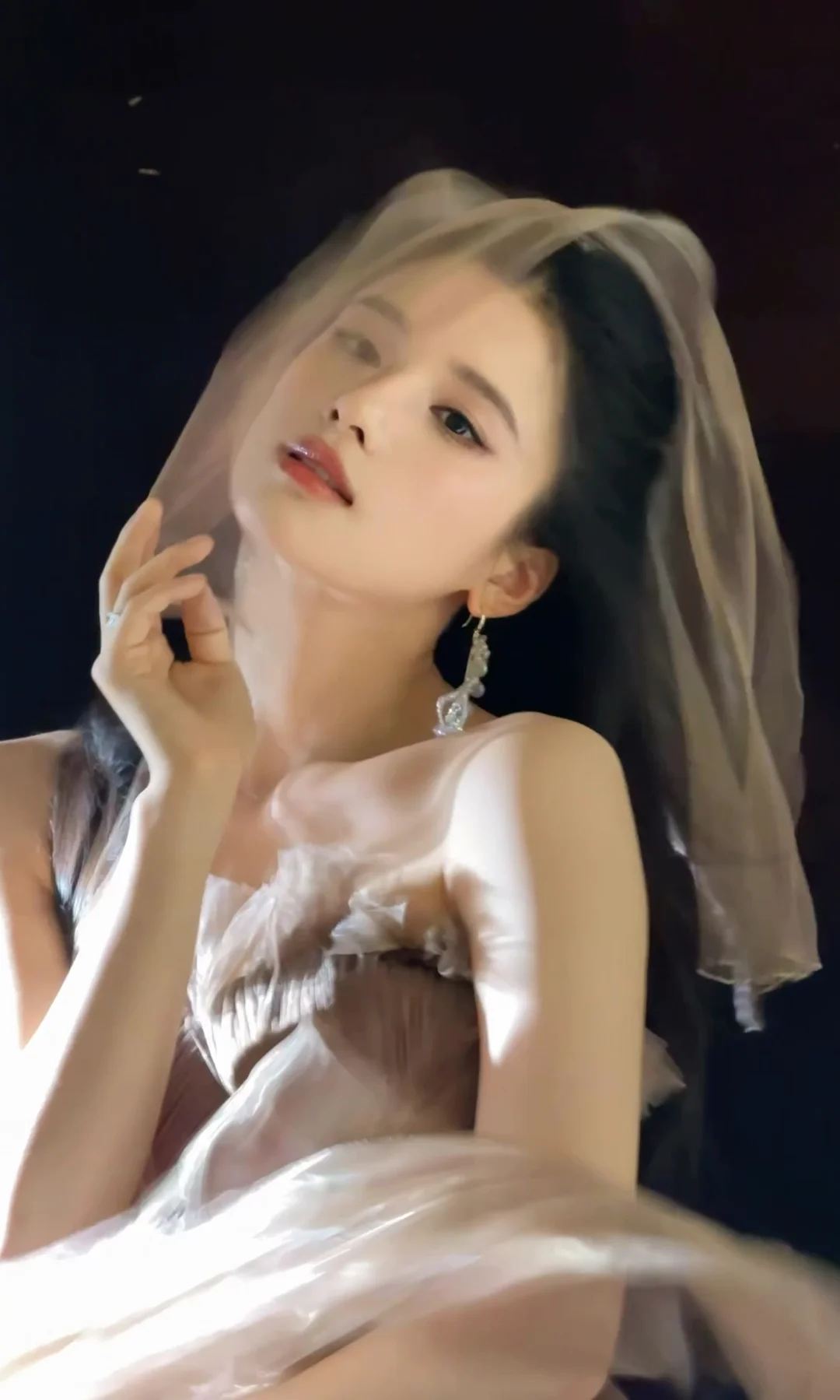 全屏欣赏张婧仪这组Live图，美到窒息……