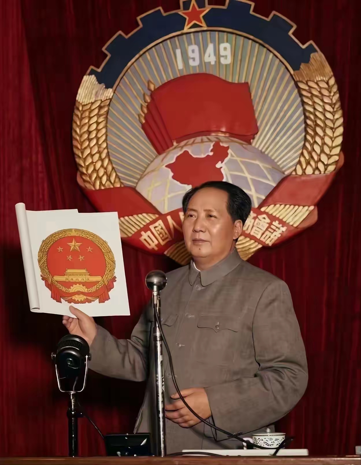 一个民族如果连自己的开国领袖都敢随意抹黑，那还谈什么脊梁和未来？

毛主席这一辈