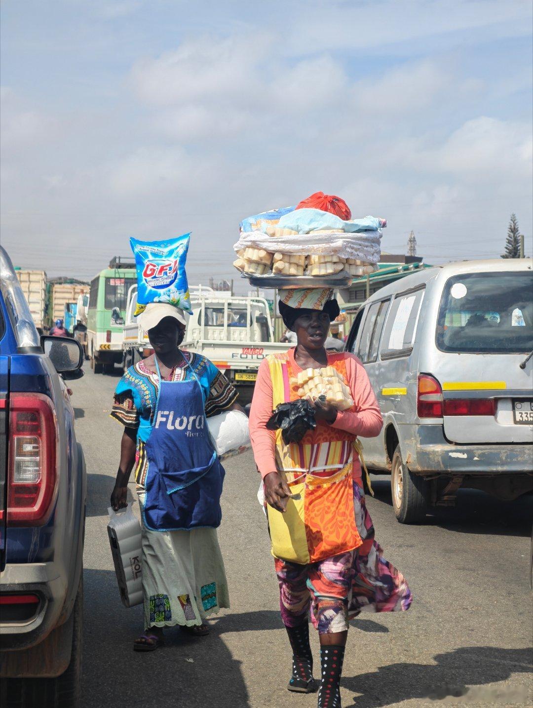 🇬🇭 西洲加纳Accra，一墙两世界。 这里有极尽富足的少数人，也...