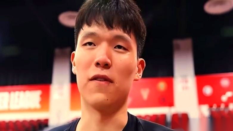追梦格林在节目里，顺嘴抖出了北美职业篮球联赛里最不可思议的一笔“烂账”：在这个资本至上的斗兽场里，最顶级的巨星和最底层的边缘人，居然吃的是同一锅饭。
这不是几千块的过节费，而是实打实的八十万美元。按照联盟的死规矩，第一年的新秀连碰这笔钱的资格都没有。但只要你咬着牙熬过菜鸟赛季，到了第二年，这笔钱就会