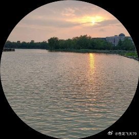 金秋十月，红旗漫卷，举国共贺盛世华诞。行走在淮海这片厚重的土地上，秋风掠过原野，也拂过一代代人对于远方的热切向往。神州大地之上，一条条银色的铁轨纵横延展，复兴号风驰电掣，翻过山峦、跨过河湖，把城市与乡 ​