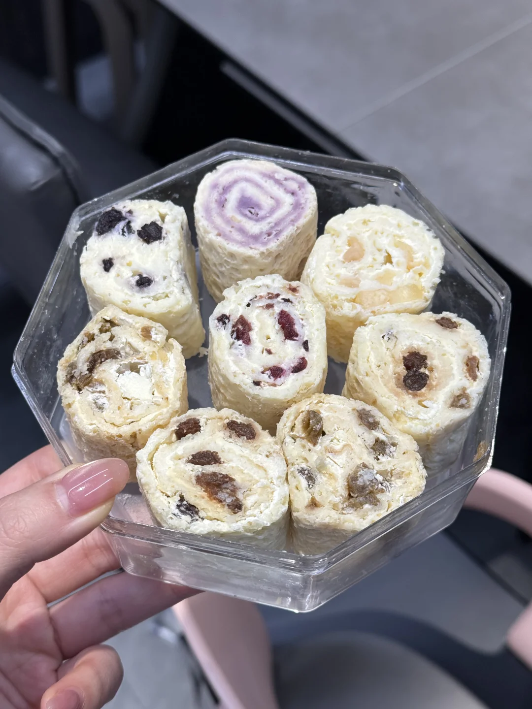 随手买的奶皮子卷…真好吃诶！！