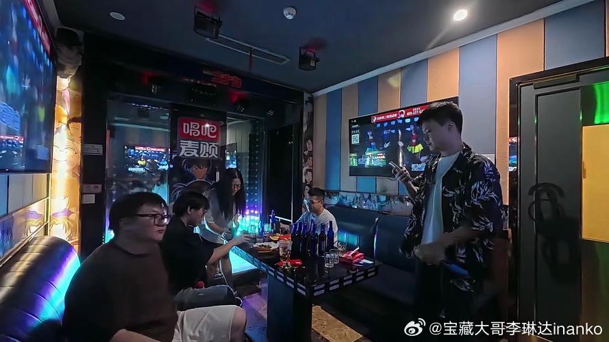 跟朋友去唱K，订了个小包，结果进去发现音响效果一般般，话筒还有点啸叫。不过我们也不讲究，点了两壶茶就开始嗨了，从周杰伦唱到林俊杰，从蔡依林唱到孙燕姿，硬是吼了三个小时。嗓子都唱哑了，但是心情好了不少，压力全部吼出去了，这种解压方式推荐给各位打工人。 ​