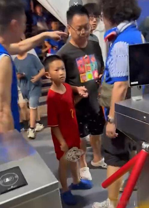昨晚上海申花主场0-3负于北京国安之后，部分上海申花球迷围堵一名身穿武...