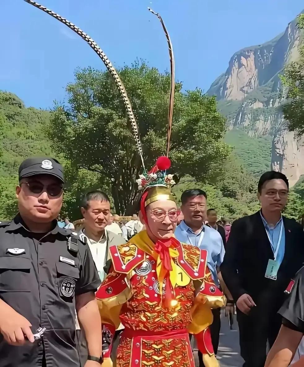 六小龄童68岁，接一场商业活动，光化孙悟空的猴妆就要2小时。

化妆师在他脸上铺一层乳胶，再一层，贴毛发，勾眼线。老人坐在椅子上，闭着眼，一坐就是两个小时。他这一辈子，坐在这张椅子上的时间，比躺在床上睡觉的时间还长。

1986年《西游记》一播，他成了全中国唯一的孙悟空。三十多年过去，电视换了好几代
