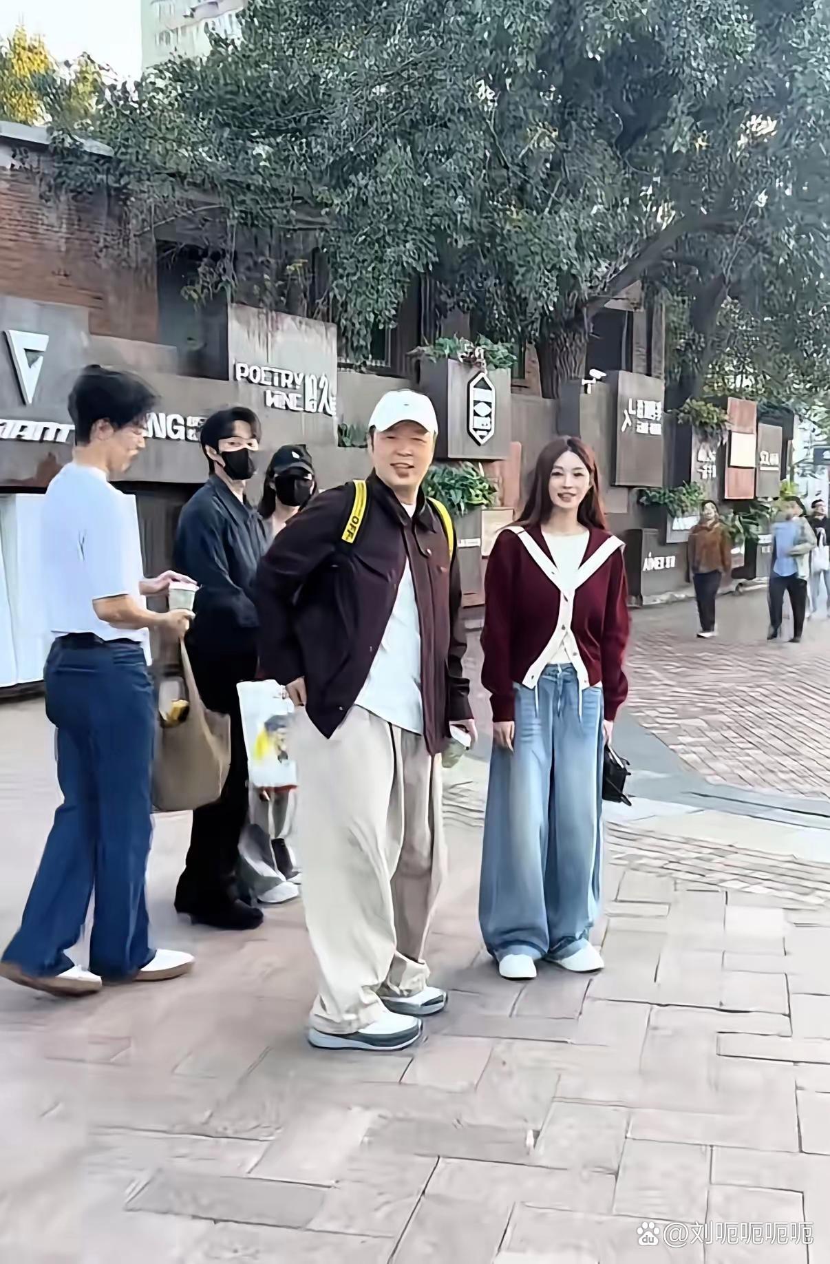 网友在北京街头偶遇杜海涛、沈梦辰！沈梦辰真人颜值太能打，小脸精致小巧，自带甜甜的氛围感。两人被路人喊住时当场愣住，还主动询问要不要合影。粉丝连忙说不拍啦，没想到沈梦辰直接大大咧咧跑过来，主动提议拍照，活泼开朗的性子，和谢娜一样元气热闹。
 
回看两人一路走来，当初这段感情并不被很多 ​