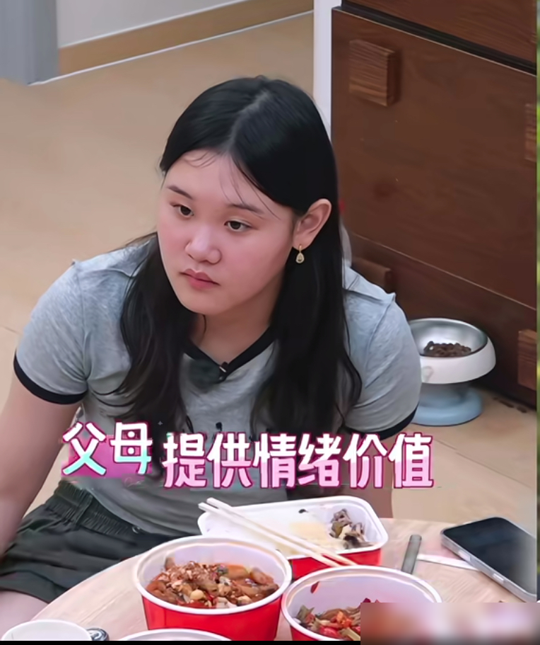 邵兵把儿子当兄弟处，进了房间先敲门，吵完架还能认怂说我认知不如你。
邵子恒在综艺里聊家里那点事，全是反着传统来的。他爹不摆谱，专门跟儿子讲自己当年踩过的坑，俩人甚至蹲厕所里碰过杯。他妈更绝，吵完架主动打电话道歉，说自己不该拿长辈标准压人。
最扎心的是，邵兵说希望儿子别走自己的老路，说完当孩子面掉