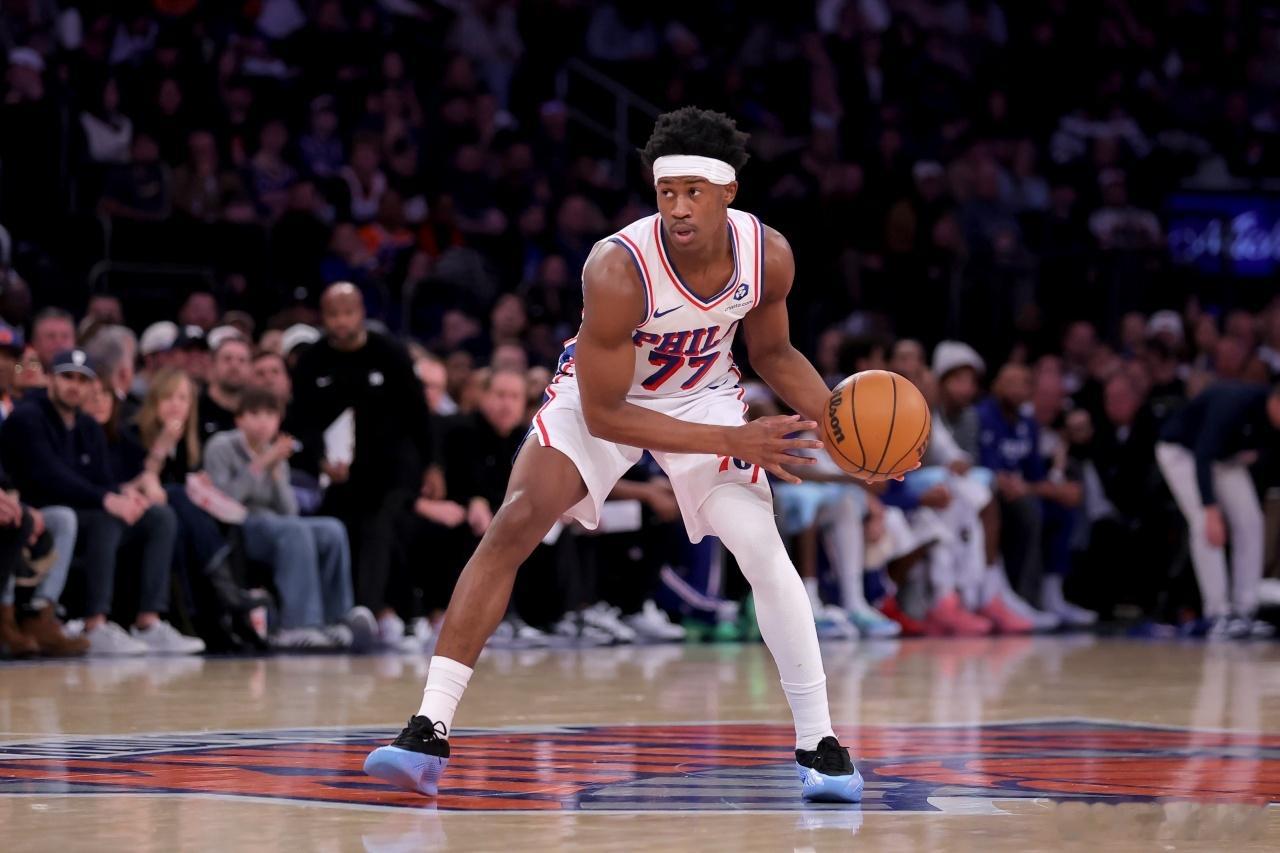 前NBA球员蒂姆·哈达威在播客节目中，对76人新星VJ·埃奇库姆在詹姆...