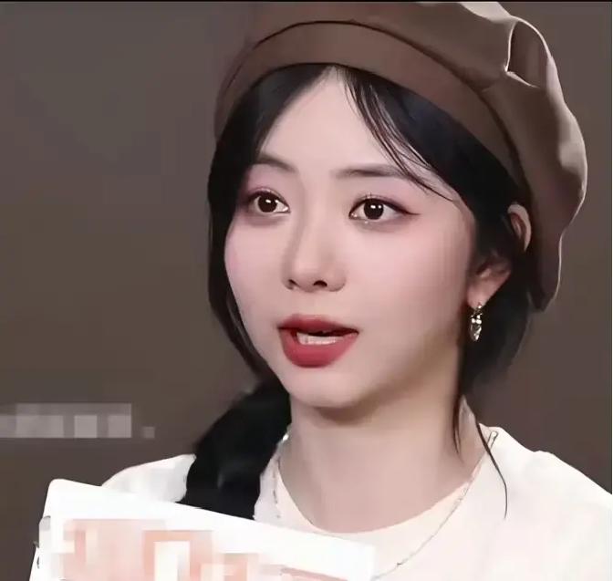 秦岚这辈子大概是戒不掉表达欲了，嗓子都哑成那样，偏偏话密到连闺蜜都接不上。
媒体当面问谭松韵，跟秦岚待在一起到底能不能插得上嘴？
换作平时客套的同行，高低得编几句“岚姐特别会照顾人”的场面话。
谭松韵倒好，张嘴就是大实话：
“能插进去，实在插不进去我就打断她！”
前一秒还在无情拆台，下一秒