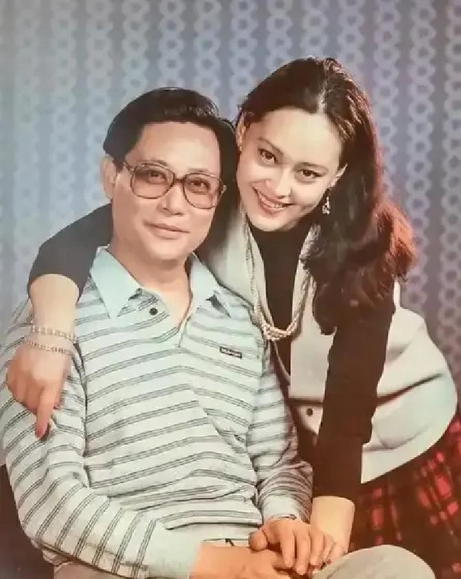 1983年，21岁的宋佳嫁给了42岁的京剧泰斗张学津，对方比她大21岁，还离过婚，谁也没想到，10年后，因为女儿一个无心的举动，张学津染上了不治之症，宋佳二话不说提了离婚。

婚后的日子比外人想的简单。宋佳早上出门拍戏，张学津就在家里吊嗓子、琢磨戏。那间小屋里常常飘着京胡声，宋佳回来时戏还没停，她就