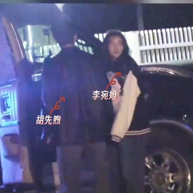 胡先煦和李宛妲被狗仔拍了四年同回住处，始终不官宣不接代言合体，在恋情当流量入口的圈子里成了异类。十月十四号夜里，狗仔刘大锤甩出一段视频，说两人买房疑似同居，一前一后回同一住处，直接送上热搜。可翻完时间线就发现，他们被拍到的画面年年都有，当事人一次没开口。 
 
二〇二二年两人因戏异人之下相识，他演张