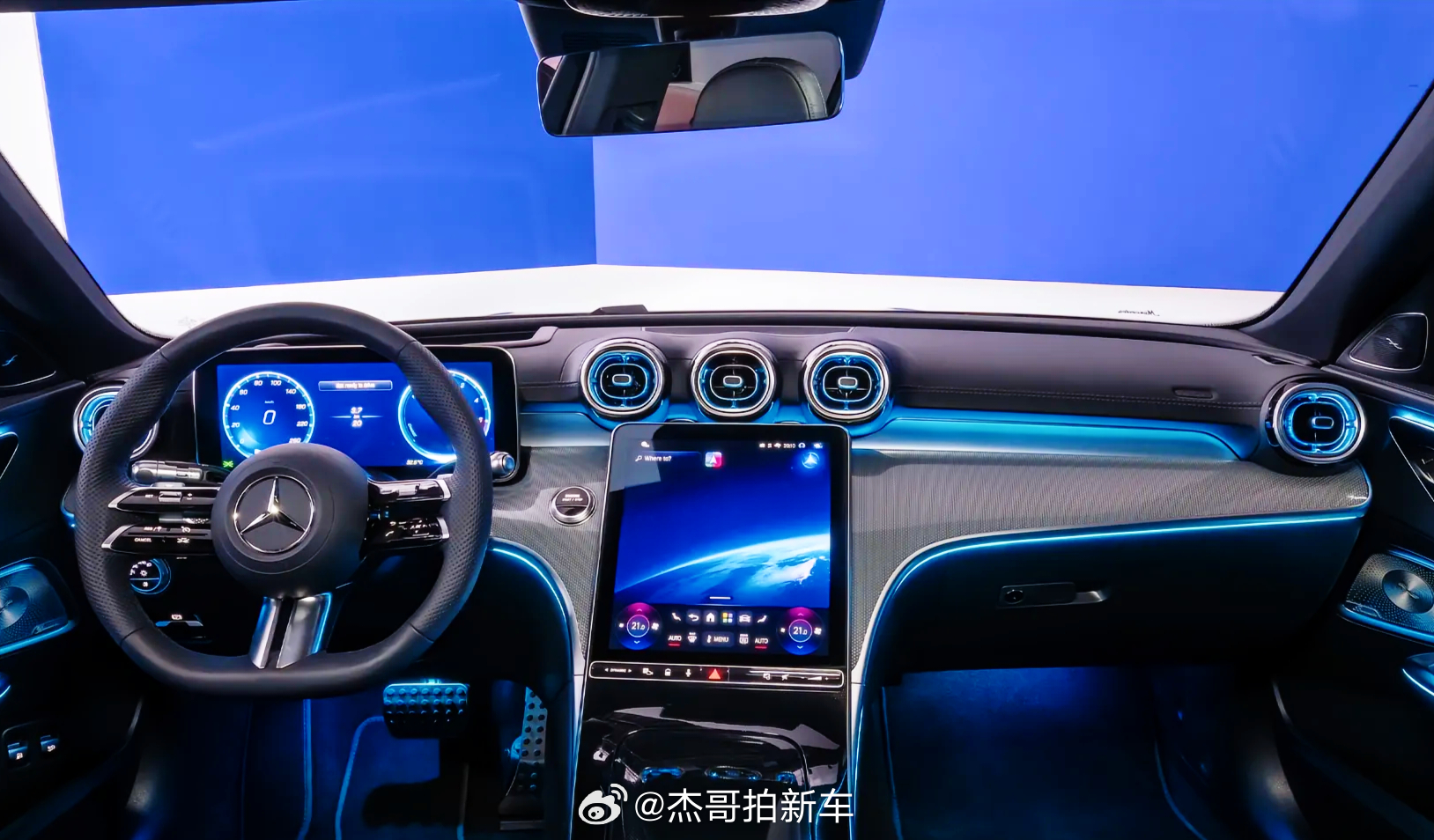 它迎来了其历史上“全面的一次技术升级”。2027款中期改款奔驰C级，新款官图正式对外发，新车型在外观设计上明显向大哥S级看齐，更重要的是，在智能座舱和辅助驾驶层面进行了堪称脱胎换骨的革新。尤其对于中国消费者，国产版将首次搭载与Momenta联合研发的高阶智驾系统，并融入豆包AI大模型。#购车攻略 ​