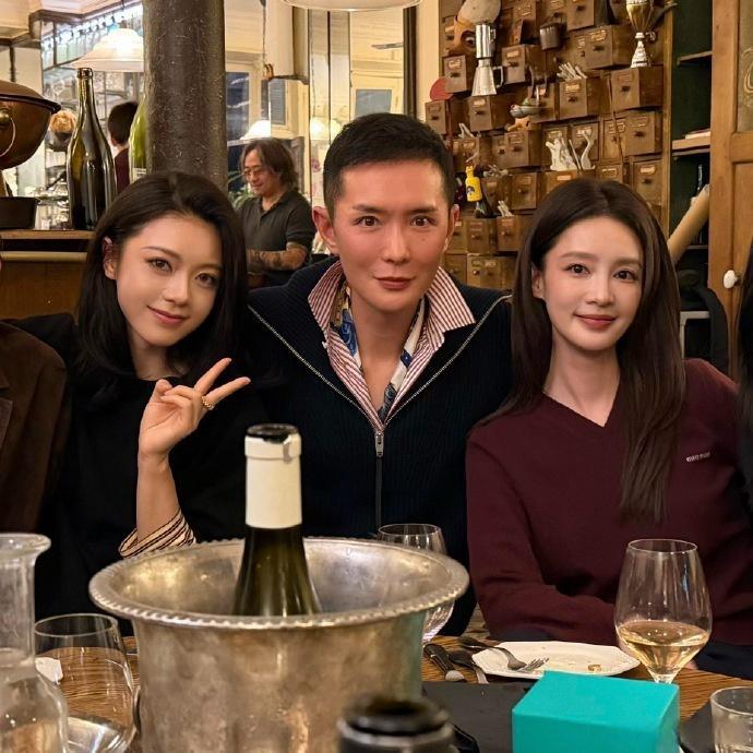 刘冲晒出和赵今麦、李沁的合照，两位美女同框直接亮眼到犯规！ ​