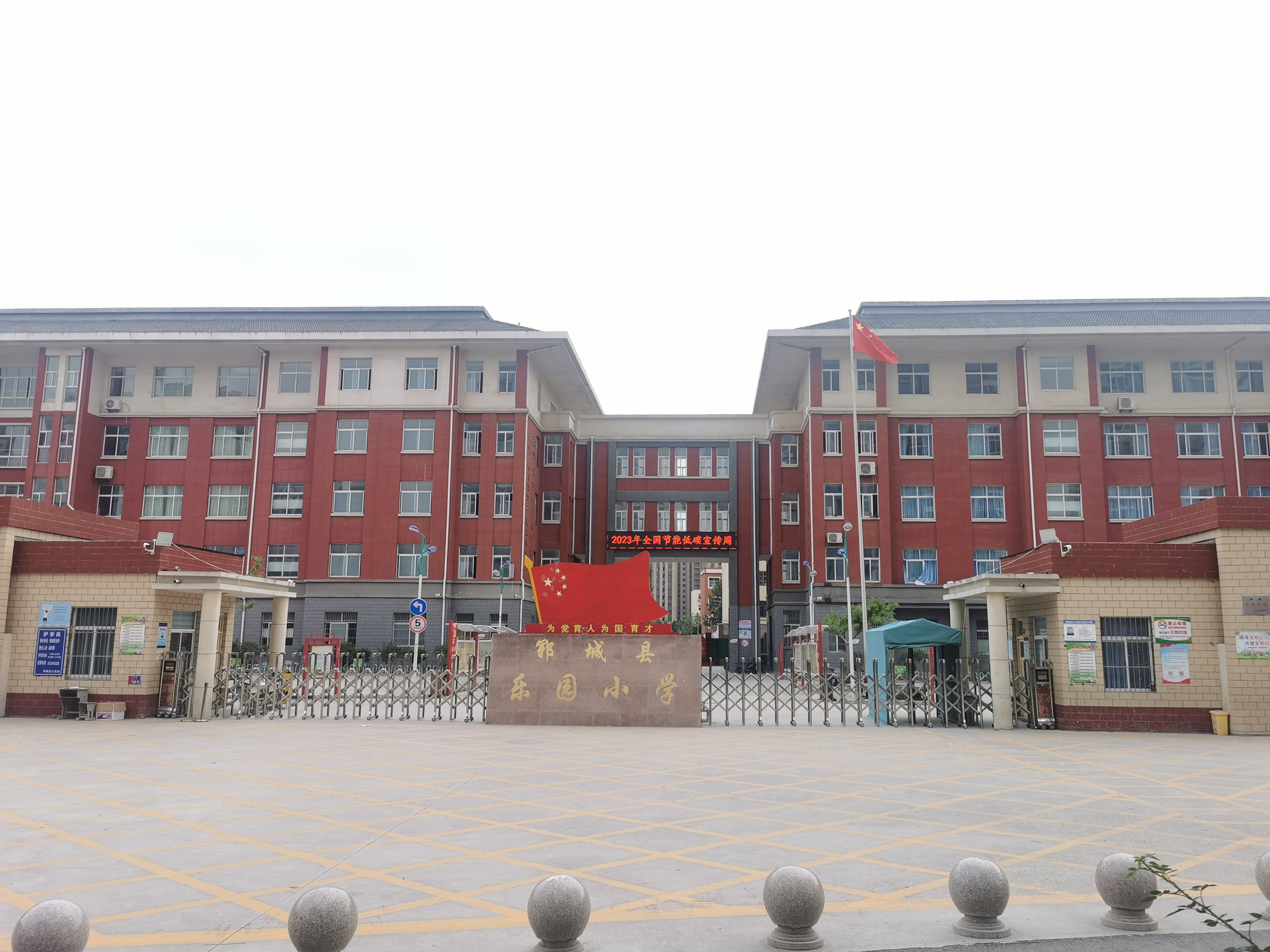 早上7点43分，山东郓城，一个10岁男孩走到小学校门口，又折了回去。7点44分，他再来一次，再折一次。然后他没进校门，也没回家。两个多月后，打他的班主任，等来了不予批捕。

那天早上，他调头骑上车，去了几百米外的宋金河。8点02分，孩子溺亡。那段河水很浅，他身高一米五，没有人听到呼救。父亲找到他时，