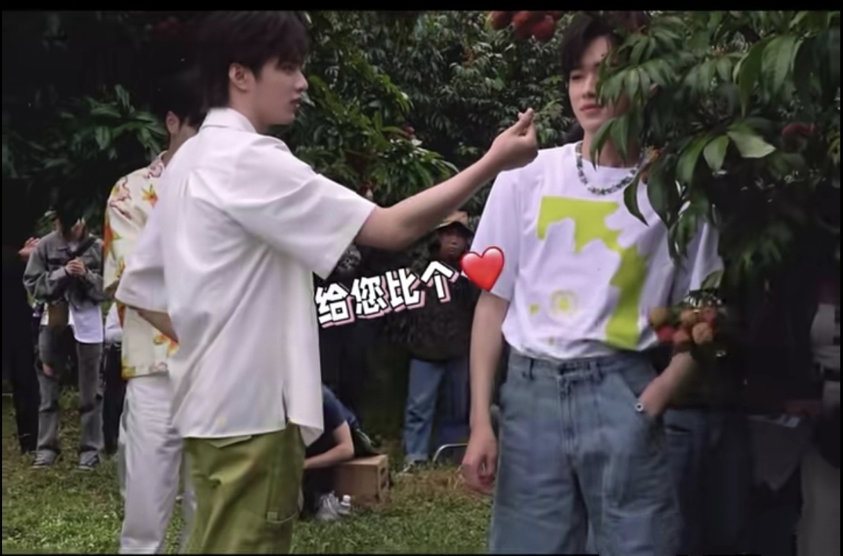 一个人拍照是任务， 有人陪着就不一样， 宋亚轩跟着跑这一趟， 只为陪他过生日。 
镜头里的每张笑脸，都是多年默契的答案， 从一米六长到一米八，两个少年彼此见证， 台上是并肩的队友， 台下是无话不谈的朋友， 他记得他爱吃什么，他拍过他无数瞬间， 河北的风景只是背景， 真正的主角是心意。 
这次生日照格